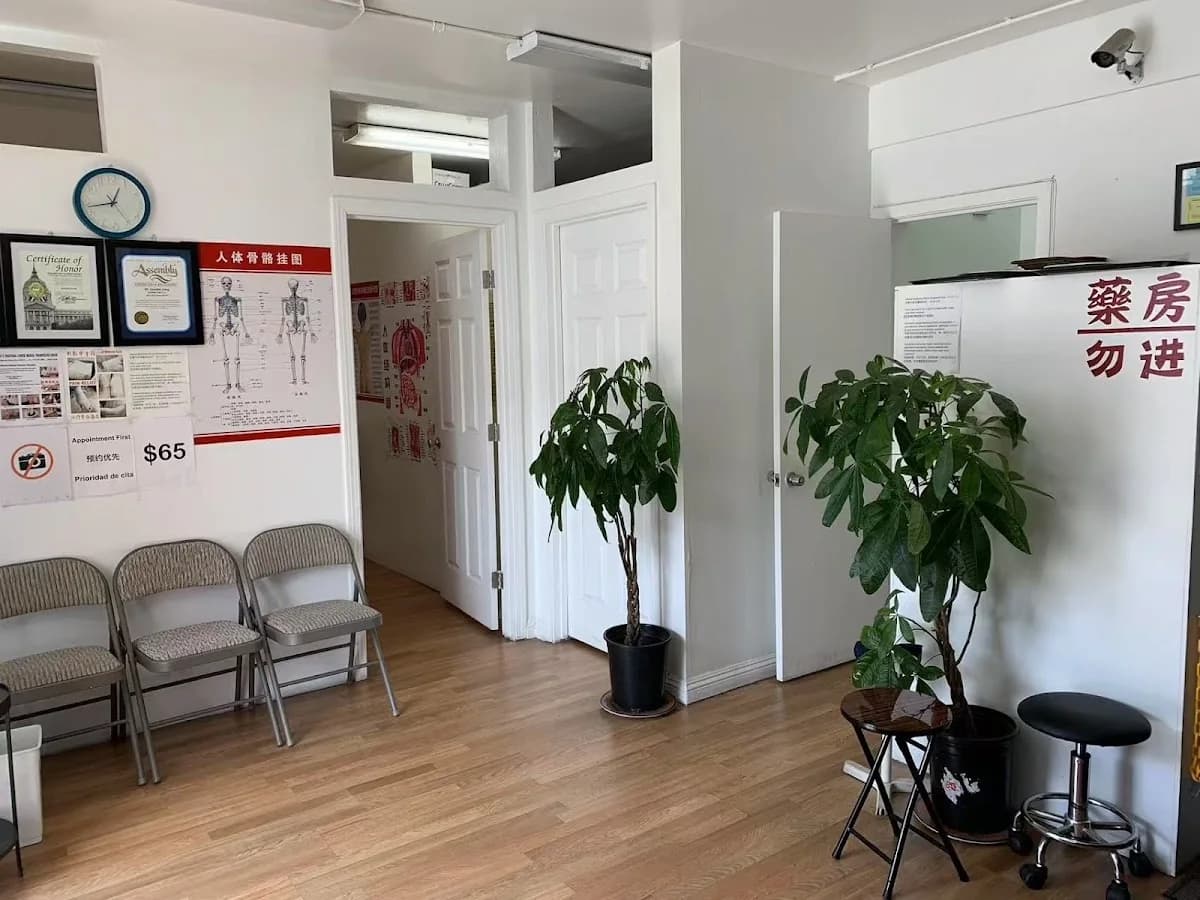 Liang's Traditional Chinese Medical Traumatology Center / 梁泉輝跌打醫館 gallery photo 2